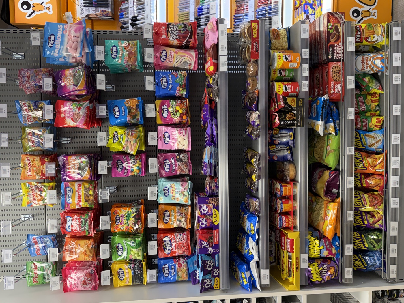 Expositor de chuches Fini, Pictolin y snacks variados