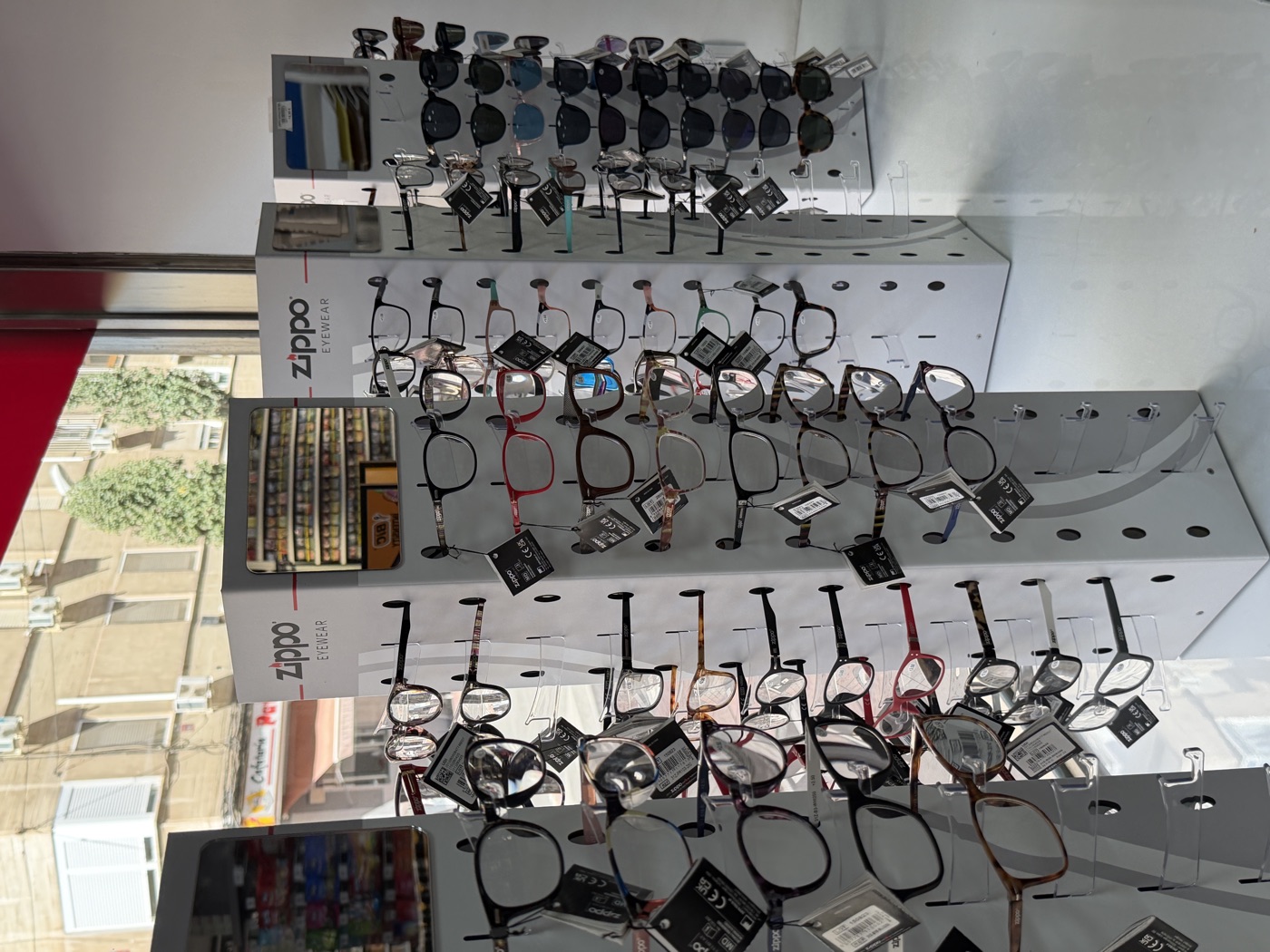 Expositores Zippo Eyewear con gafas de vista y de sol
