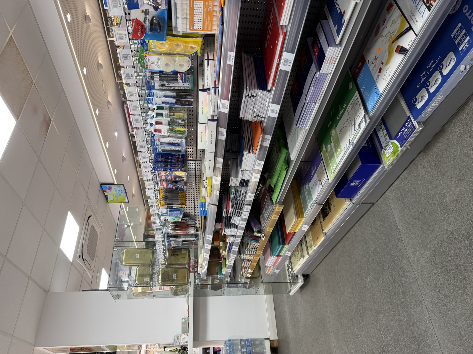 Vista general de la tienda con clientes y pantalla de loterías