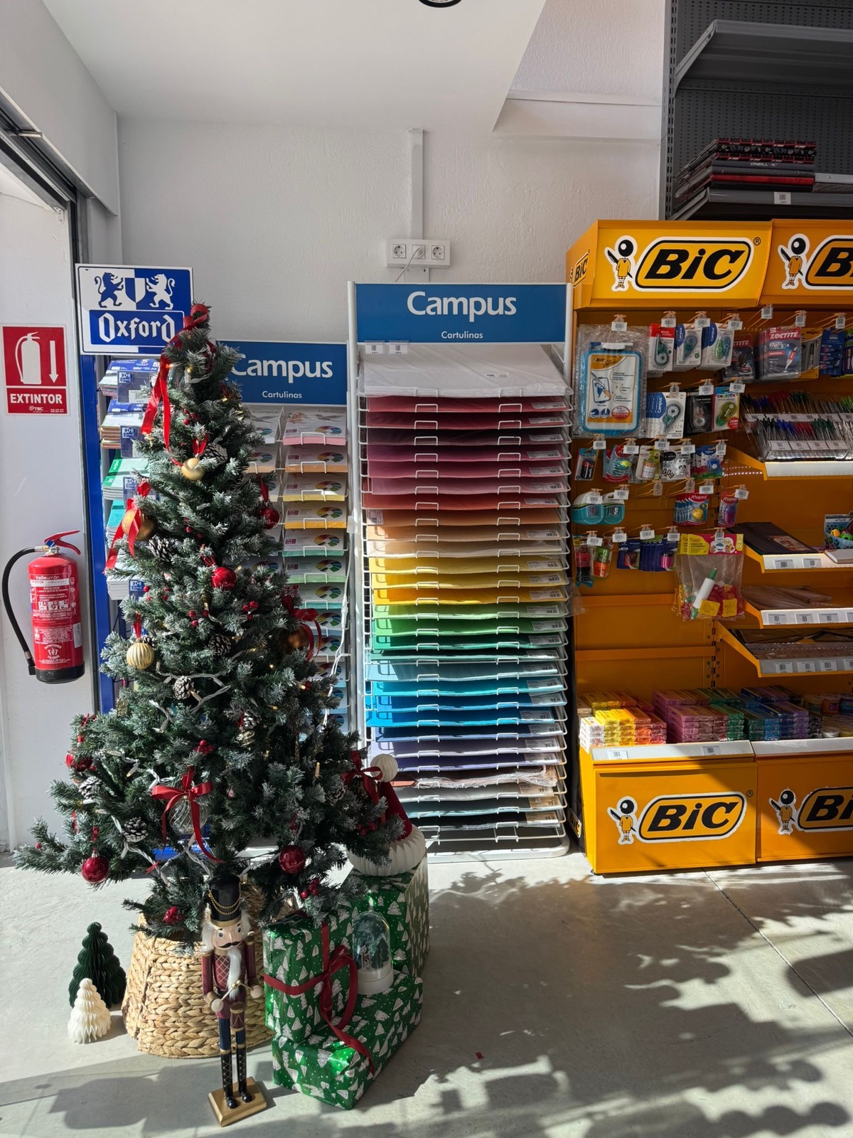 Pasillo de papelería con cuadernos y material escolar